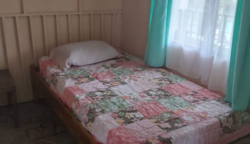 Chambre, 1 lit une place, salle de bains commune