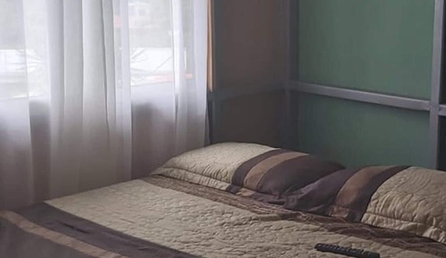 Chambre, plusieurs lits, salle de bains commune