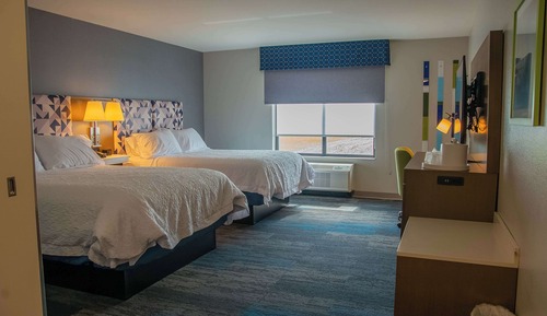 Chambre, 1 très grand lit, accessible aux personnes à mobilité réduite, baignoire