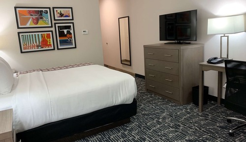 Chambre, 1 très grand lit, accessible aux personnes à mobilité réduite, non-fumeurs