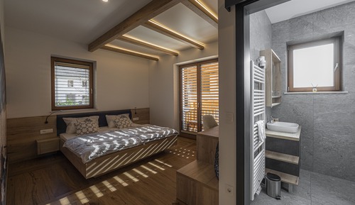 Chambre Double Confort, 1 très grand lit, salle de bains attenante, rez-de-chaussée