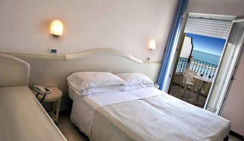 Chambre Triple Classique, vue partielle sur la mer