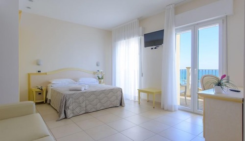 Suite Studio Junior, vue partielle sur la mer