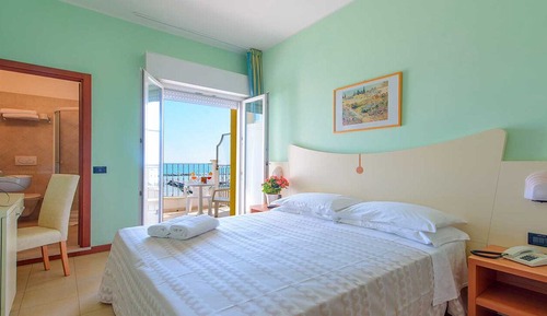Chambre Double Classique, vue partielle sur la mer