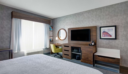 Chambre, 1 très grand lit, accessible aux personnes à mobilité réduite (Mobility & Hearing)