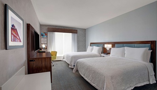 Chambre, 2 grands lits, réfrigérateur et four à micro-ondes