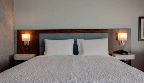 Chambre, 1 très grand lit, réfrigérateur et four à micro-ondes