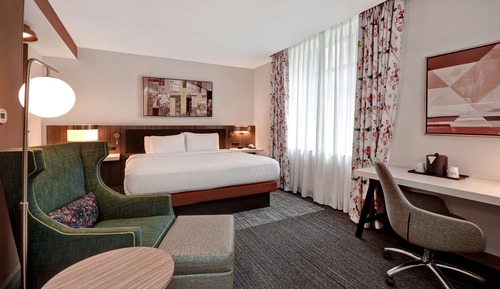 Chambre, 1 très grand lit, accessible aux personnes à mobilité réduite (Hearing)