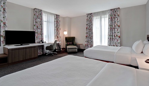 Chambre, 2 grands lits, accessible aux personnes à mobilité réduite (Roll-In Shower)