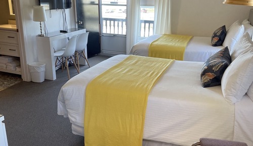 Chambre Exécutive, 2 lits doubles, balcon, vue plage (202)