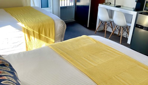 Chambre Exécutive, 2 lits doubles, balcon, vue plage (201)