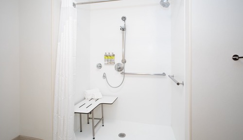 Chambre Standard, 2 grands lits, accessible aux personnes à mobilité réduite (Roll-In Shower)