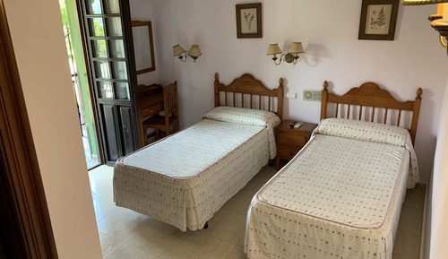 Chambre avec lits jumeaux, salle de bains privée