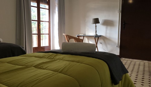 Chambre avec lits jumeaux, salle de bains commune (Carboneres)