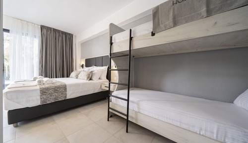 Chambre Quadruple, vue piscine