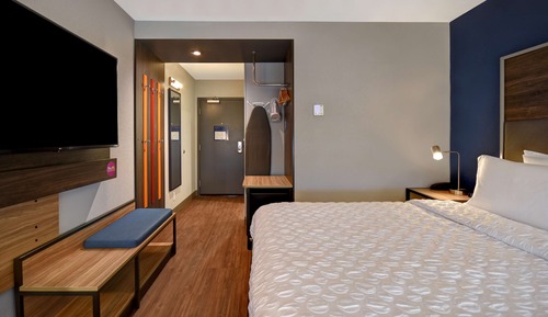 Chambre, 1 très grand lit, accessible aux personnes à mobilité réduite (Hearing)