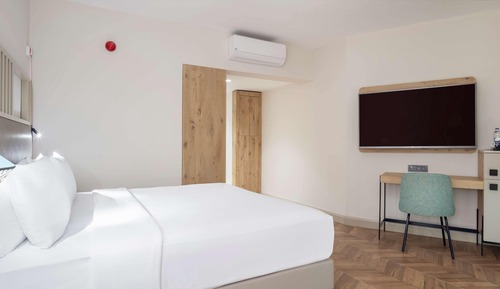 Chambre, 1 très grand lit, accessible aux personnes à mobilité réduite
