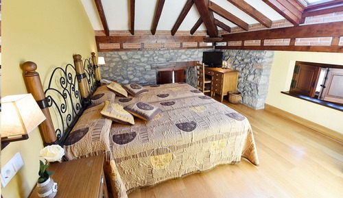 Chambre avec lits jumeaux, salle de bains attenante