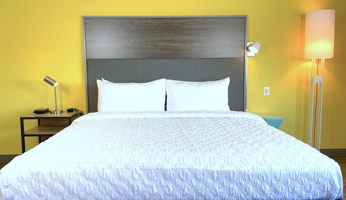 Chambre, 1 très grand lit, accessible aux personnes à mobilité réduite, baignoire