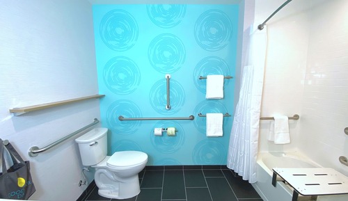 Chambre, 2 grands lits, accessible aux personnes à mobilité réduite, baignoire