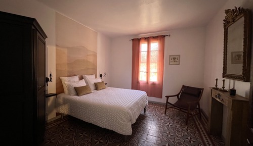 Suite, salle de bains attenante, vue piscine (SIRIUS)
