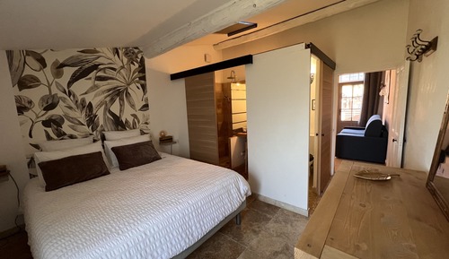 Suite Confort, salle de bains attenante, vue jardin (ALTAÏR)