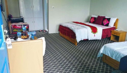 Chambre Triple Deluxe, 1 grand lit 1 place, non-fumeurs