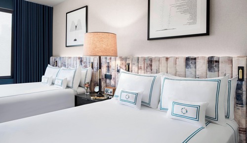 Chambre, 2 grands lits, en angle