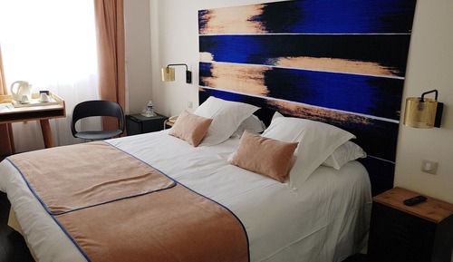 Chambre Supérieure Double ou avec lits jumeaux (with SAUNA access)