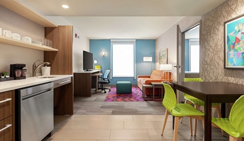 Suite, 1 grand lit, accessible aux personnes à mobilité réduite (Mob/Hearing, Roll-In Shower)