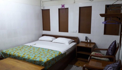 Chambre Simple, salle de bains commune