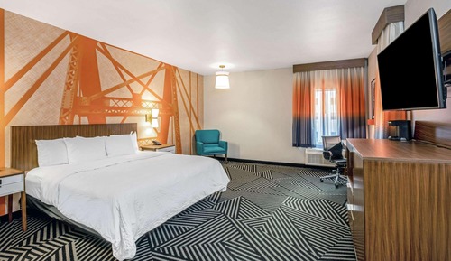 Chambre, 1 très grand lit, non-fumeurs (Mobility/Hearing, Roll-In Shower)