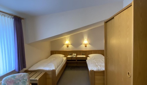 Chambre Confort avec lits jumeaux, salle de bains attenante