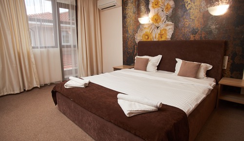 Chambre Double Classique, 1 très grand lit, non-fumeurs, balcon