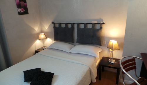 Chambre Simple (4th floor no elevator)