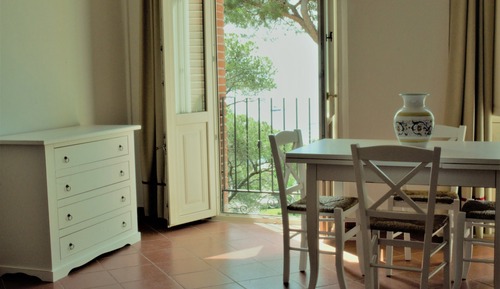 Studio Standard, vue partielle sur la mer