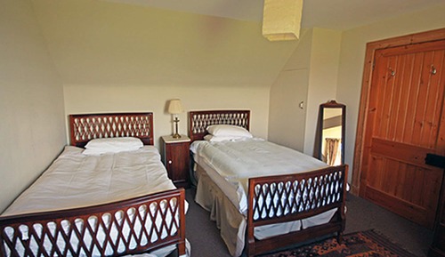 Chambre avec lits jumeaux, salle de bains commune