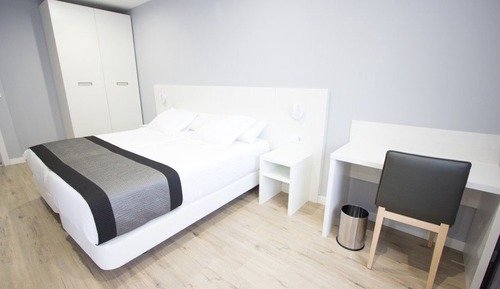 Chambre avec lits jumeaux, accessible aux personnes à mobilité réduite