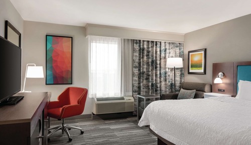 Chambre, 1 très grand lit, accessible aux personnes à mobilité réduite (Hearing)