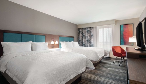Chambre, 2 grands lits, accessible aux personnes à mobilité réduite, baignoire (Mobility & Hearing)