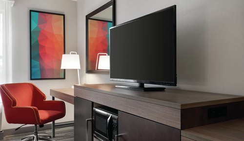 Chambre, 2 grands lits, réfrigérateur et four à micro-ondes