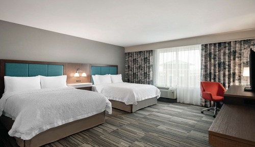 Chambre, 2 grands lits (Roll-In Shower, Mobility & Hearing)