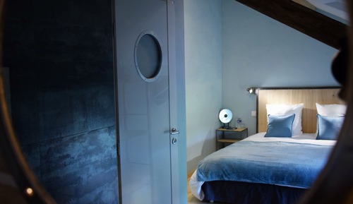 Chambre Double, 1 très grand lit, balcon, vue jardin