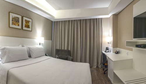 Chambre Standard, 1 très grand lit, baignoire accessible aux personnes à mobilité réduite