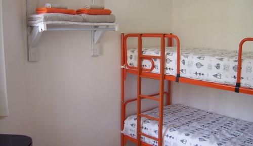 Chambre avec lits jumeaux, salle de bains privée