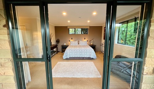 Chambre Double Deluxe, 1 très grand lit, salle de bains privée, vue jardin