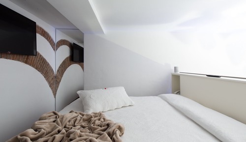 studio al piano terra con idromassaggio, letto sul soppalco, finestra sulla corte interna