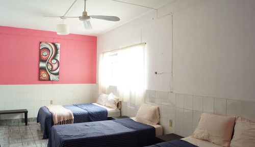 Chambre, plusieurs lits