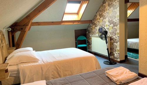 Chambre Familiale, plusieurs lits, salle de bains privée