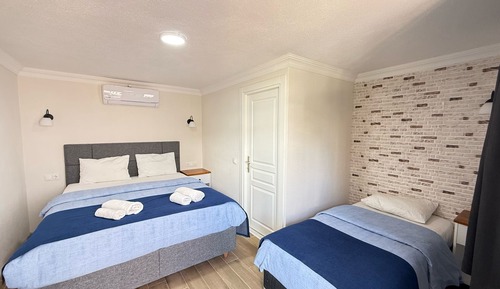 Chambre Triple Standard, vue partielle sur la mer